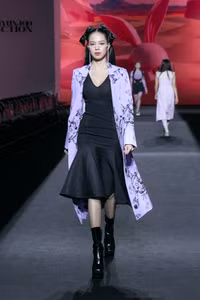 Hoa hậu Thanh Thủy xuất hiện cực chất trên sàn thời trang quốc tế