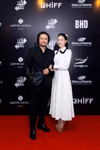 Hoa hậu Thanh Thủy xuất hiện lạ lẫm trên thảm đỏ Liên hoan phim