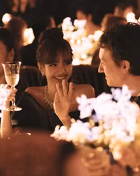 LISA (BLACKPINK) được con trai tỷ phú giàu nhất thế giới chăm sóc ngọt ngào 