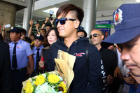 Mã Quốc Minh, Sầm Lệ Hương thân thiện chào khán giả Việt tại sân bay - ảnh 7