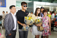 Mã Quốc Minh, Sầm Lệ Hương thân thiện chào khán giả Việt tại sân bay - ảnh 4