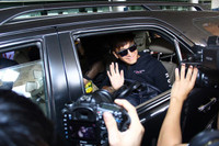 Mã Quốc Minh, Sầm Lệ Hương thân thiện chào khán giả Việt tại sân bay - ảnh 10