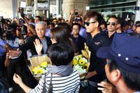 Mã Quốc Minh, Sầm Lệ Hương thân thiện chào khán giả Việt tại sân bay - ảnh 6