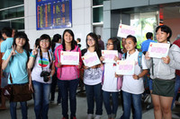 Mã Quốc Minh, Sầm Lệ Hương thân thiện chào khán giả Việt tại sân bay - ảnh 11