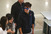 Mã Quốc Minh, Sầm Lệ Hương thân thiện chào khán giả Việt tại sân bay - ảnh 8