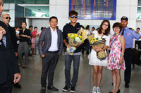 Mã Quốc Minh, Sầm Lệ Hương thân thiện chào khán giả Việt tại sân bay - ảnh 9