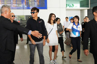 Mã Quốc Minh, Sầm Lệ Hương thân thiện chào khán giả Việt tại sân bay - ảnh 2