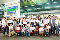 Mã Quốc Minh, Sầm Lệ Hương thân thiện chào khán giả Việt tại sân bay - ảnh 12