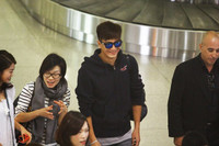 Mã Quốc Minh, Sầm Lệ Hương thân thiện chào khán giả Việt tại sân bay - ảnh 3