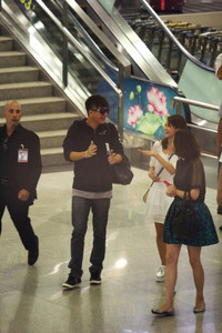 Mã Quốc Minh, Sầm Lệ Hương thân thiện chào khán giả Việt tại sân bay - ảnh 5