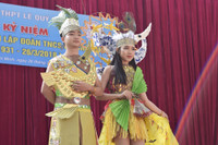 Teen Sài thành diễn thời trang từ đồ tái chế ảnh 1