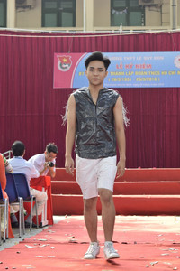 Teen Sài thành diễn thời trang từ đồ tái chế ảnh 4