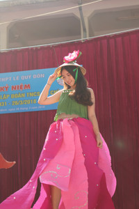 Teen Sài thành diễn thời trang từ đồ tái chế ảnh 2