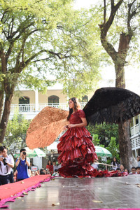 Teen Sài thành diễn thời trang từ đồ tái chế ảnh 7