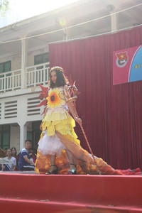 Teen Sài thành diễn thời trang từ đồ tái chế ảnh 3