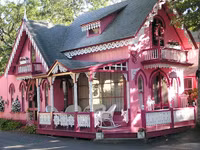 Những ngôi nhà màu hồng đẹp như trong cổ tích