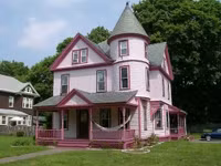 Những ngôi nhà màu hồng đẹp như trong cổ tích