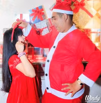 Khoảnh khắc ấm áp của cặp đôi khổng lồ - tí hon ở Sài Gòn