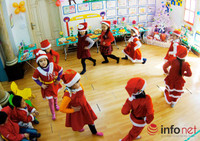 Ngộ nghĩnh những “ông bà già Noel nhí” đón Giáng sinh ảnh 2