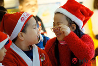 Ngộ nghĩnh những “ông bà già Noel nhí” đón Giáng sinh ảnh 1