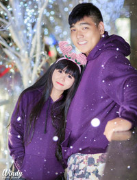 Khoảnh khắc ấm áp của cặp đôi khổng lồ - tí hon ở Sài Gòn