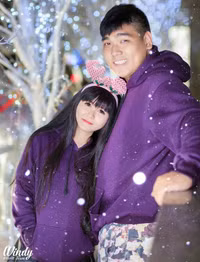 Khoảnh khắc ấm áp của cặp đôi khổng lồ - tí hon ở Sài Gòn