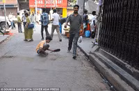 Nghề “quét cát tìm vàng” trên đường phố ảnh 2