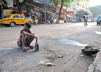 Nghề “quét cát tìm vàng” trên đường phố ảnh 3 Nghề “quét cát tìm vàng” trên đường phố ảnh 3