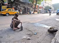 Nghề “quét cát tìm vàng” trên đường phố ảnh 3