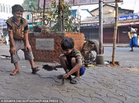 Nghề “quét cát tìm vàng” trên đường phố ảnh 1