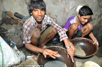 Nghề “quét cát tìm vàng” trên đường phố ảnh 5 Nghề “quét cát tìm vàng” trên đường phố ảnh 5