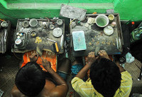 Nghề “quét cát tìm vàng” trên đường phố ảnh 11 Nghề “quét cát tìm vàng” trên đường phố ảnh 11