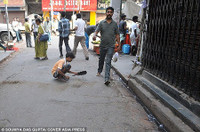 Nghề “quét cát tìm vàng” trên đường phố ảnh 2 Nghề “quét cát tìm vàng” trên đường phố ảnh 2