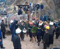 Niềm vui tràn ngập của lực lượng cứu hộ nạn nhân vụ sập hầm ảnh 1