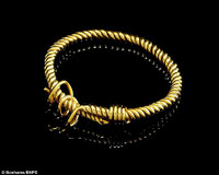 Tiểu thuyết gia Elizabeth Jane Howard sinh thời có sở thích sưu tầm đồ trang sức cổ.