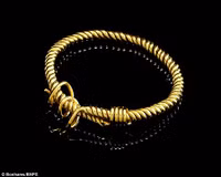 Tiểu thuyết gia Elizabeth Jane Howard sinh thời có sở thích sưu tầm đồ trang sức cổ.