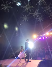 2 anh em xuất hiện trong 1 show diễn thời trang