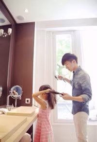 Mặc dù vậy, anh trai Đại Vỹ vẫn chăm sóc em từng li từng tý