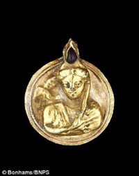 Tiểu thuyết gia Elizabeth Jane Howard sinh thời có sở thích sưu tầm đồ trang sức cổ.