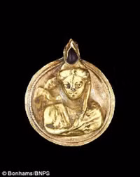 Tiểu thuyết gia Elizabeth Jane Howard sinh thời có sở thích sưu tầm đồ trang sức cổ.