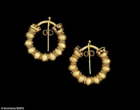 Tiểu thuyết gia Elizabeth Jane Howard sinh thời có sở thích sưu tầm đồ trang sức cổ.