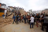 Toàn cảnh cứu hộ từ đống đổ nát kinh hoàng sau động đất ở Nepal ảnh 12