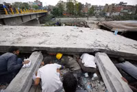 Toàn cảnh cứu hộ từ đống đổ nát kinh hoàng sau động đất ở Nepal ảnh 2
