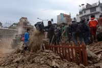 Toàn cảnh cứu hộ từ đống đổ nát kinh hoàng sau động đất ở Nepal ảnh 8