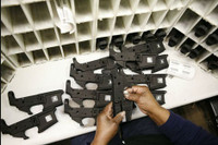 Bên trong nhà máy chế tạo súng trường “con nhà giàu” M-16 của Mỹ ảnh 5