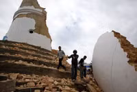 Toàn cảnh cứu hộ từ đống đổ nát kinh hoàng sau động đất ở Nepal ảnh 5