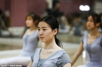  ... cho tới cách đi đứng, tạo dáng, biểu cảm hay bài học nâng cao khí chất… 