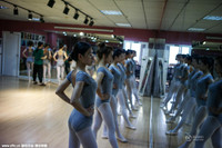  Các cô gái sẽ phải luyện tập rất nhiều những bài tập về hình thể. 