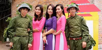 Giang Hồng (áo tím) cùng các bạn diễn trong một chương trình