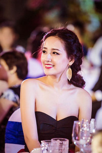 Mai Phương Thúy buông lơi vòng một gợi cảm ảnh 9